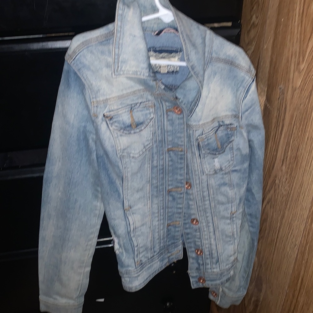 Jean jacket barely worn 25$ can bargain Size S